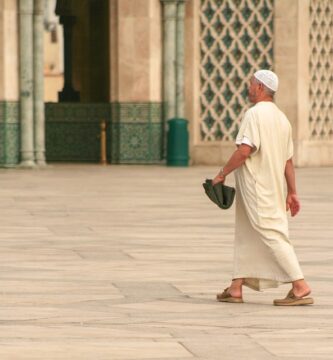 Descubre qué ropa llevar a Marruecos como turista para disfrutar de un viaje cómodo y respetuoso. Consejos sobre vestimenta adecuada para adaptarse al clima y la cultura local.