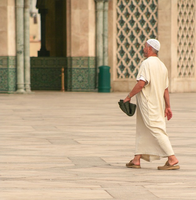 Descubre qué ropa llevar a Marruecos como turista para disfrutar de un viaje cómodo y respetuoso. Consejos sobre vestimenta adecuada para adaptarse al clima y la cultura local.