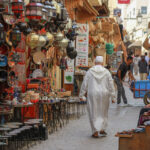 Turismo en Fez Marruecos. Vista panorámica de la antigua Medina de Fez, con callejones estrechos y edificios históricos, rodeados de actividad y color