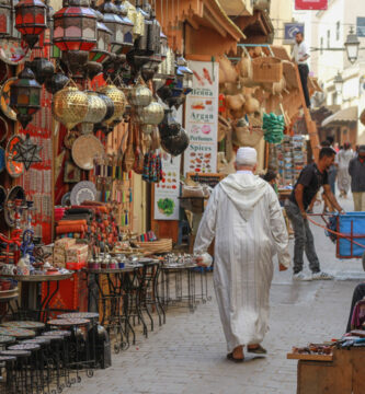 Turismo en Fez Marruecos. Vista panorámica de la antigua Medina de Fez, con callejones estrechos y edificios históricos, rodeados de actividad y color