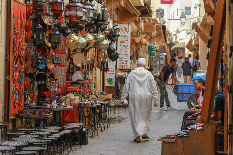 Turismo en Fez Marruecos. Vista panorámica de la antigua Medina de Fez, con callejones estrechos y edificios históricos, rodeados de actividad y color