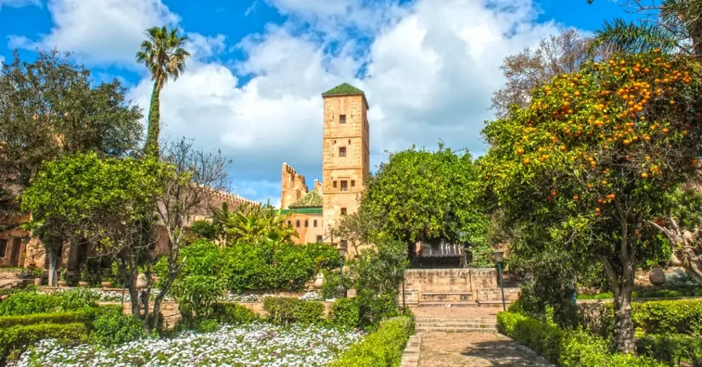 Jardines serenos y patios dentro de la Kasbah de los Oudayas en Rabat, Marruecos