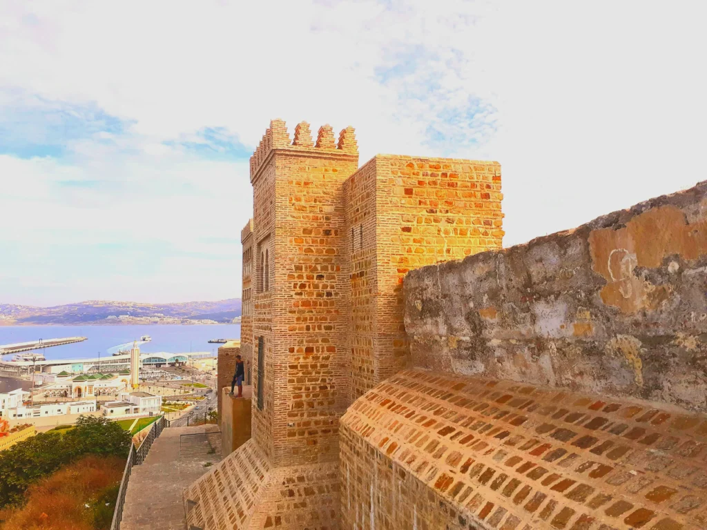 magen de la Kasbah de Tánger, con su arquitectura única y vistas panorámicas de la ciudad y el mar Mediterráneo.