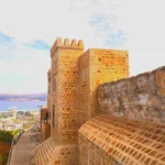 magen de la Kasbah de Tánger, con su arquitectura única y vistas panorámicas de la ciudad y el mar Mediterráneo.