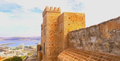 magen de la Kasbah de Tánger, con su arquitectura única y vistas panorámicas de la ciudad y el mar Mediterráneo.