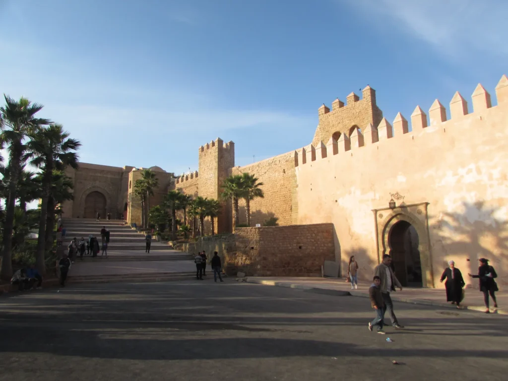 ista panorámica de la Kasbah des Oudayas con sus murallas blancas