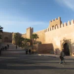 ista panorámica de la Kasbah des Oudayas con sus murallas blancas