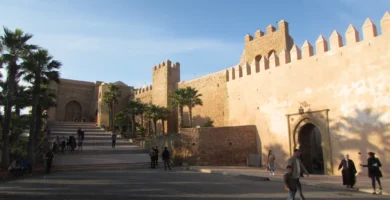 ista panorámica de la Kasbah des Oudayas con sus murallas blancas