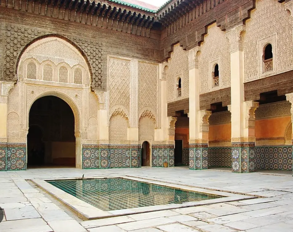 la antigua medina de Marrakech ofrece visitas a palacios majestuosos e impresionantes