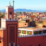 Vista de los impresionantes palacios de Marrakech, caracterizados por su arquitectura única y decoraciones detalladas.