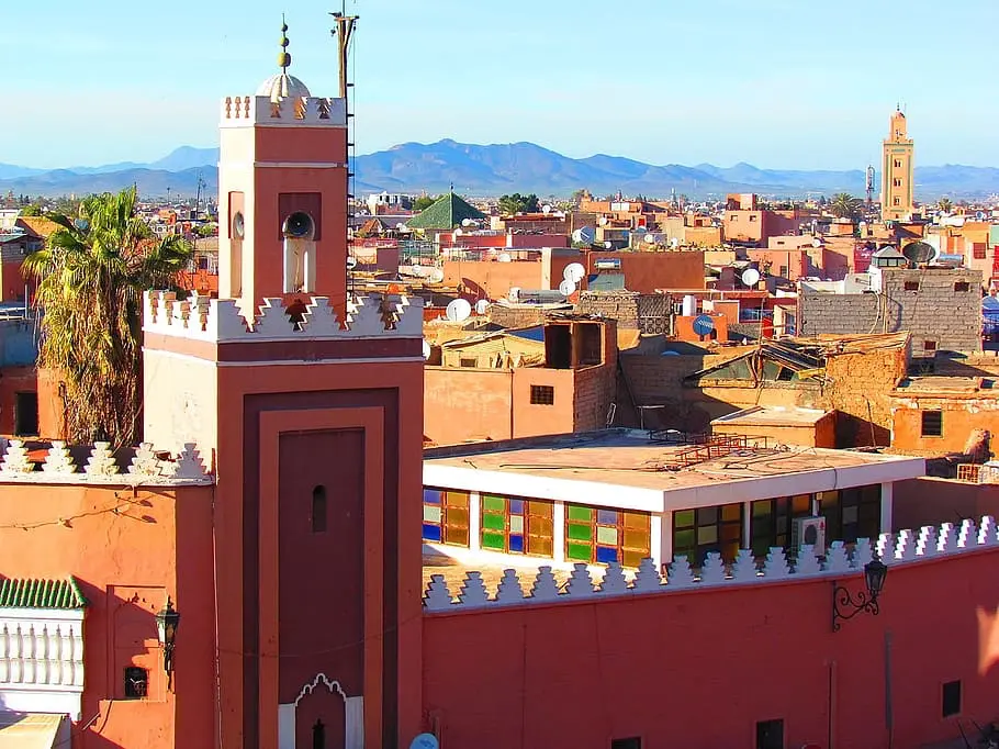 Vista de los impresionantes palacios de Marrakech, caracterizados por su arquitectura única y decoraciones detalladas.