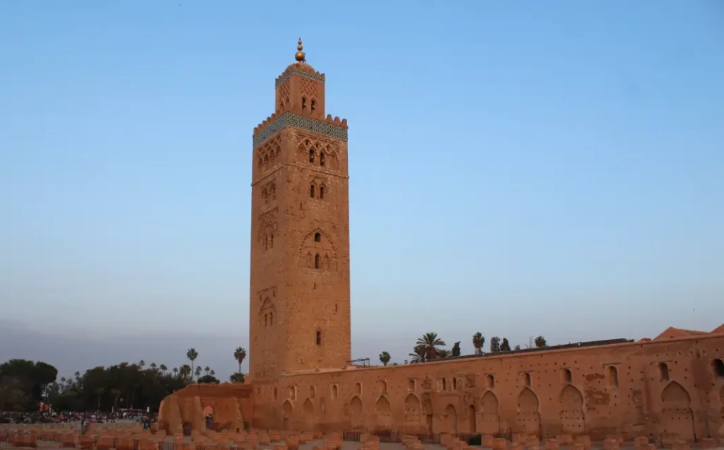 Vista impresionante de la Mezquita de Koutoubia en Marrakech, con su minarete cuadrado y detalles de estuco