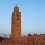 Vista impresionante de la Mezquita de Koutoubia en Marrakech, con su minarete cuadrado y detalles de estuco