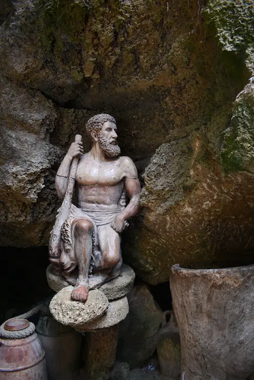 En las cuevas de hércules podremos ver diferentes estatuas como la de la imagen, representando los 12 trabajos que tuvo que llevar a cabo