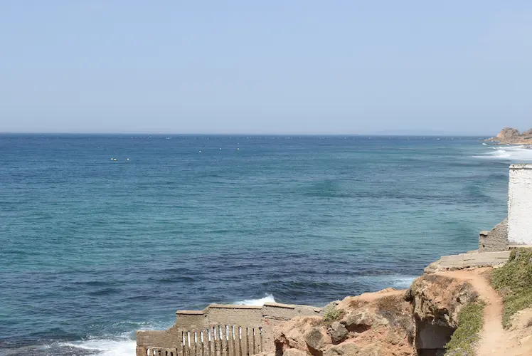 En los alrededores de las cuevas de Hércules disfrutarás de toda la belleza del océano en su máximo esplendor.