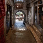 Imagen de la Medina de Rabat con sus calles estrechas y edificios encalados, donde se destacan las coloridas puertas y ventanas en tonos vibrantes