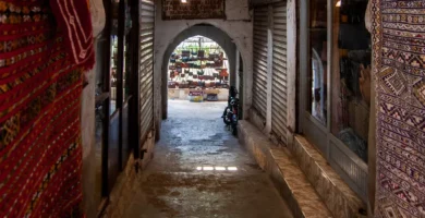 Imagen de la Medina de Rabat con sus calles estrechas y edificios encalados, donde se destacan las coloridas puertas y ventanas en tonos vibrantes