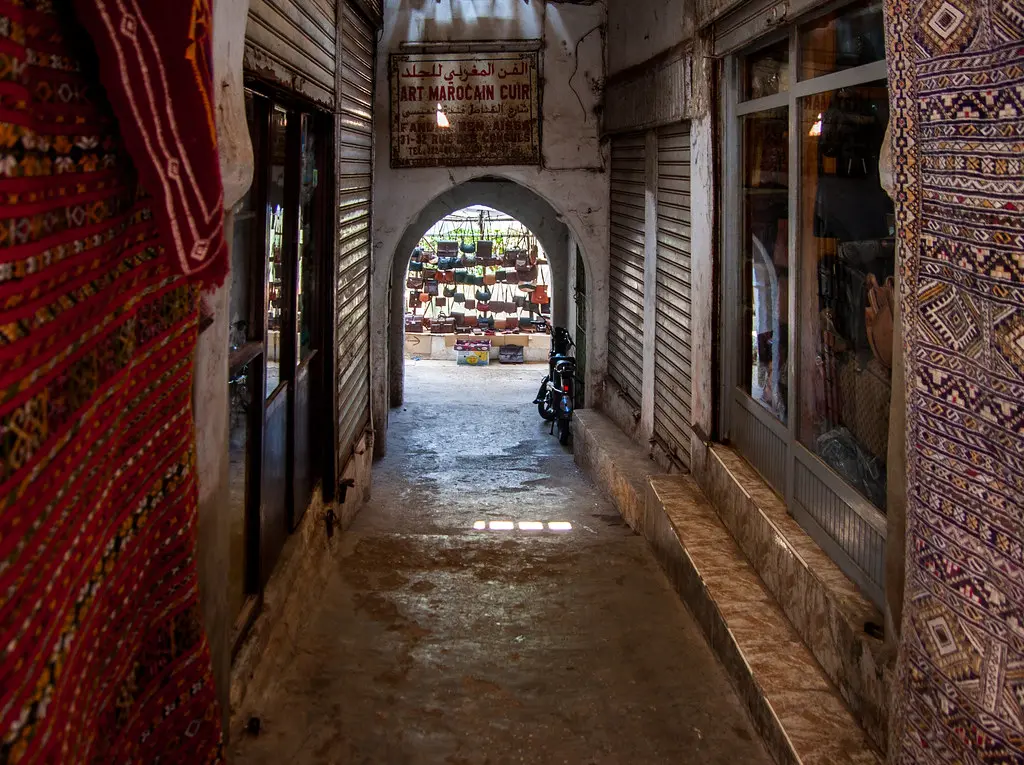 Imagen de la Medina de Rabat con sus calles estrechas y edificios encalados, donde se destacan las coloridas puertas y ventanas en tonos vibrantes