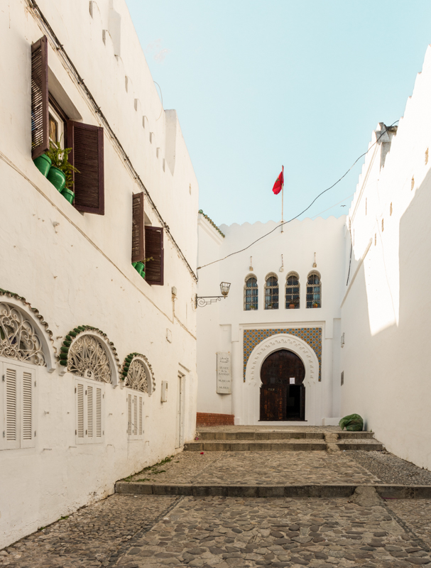 La medina de tanger es conocida por sus calles blancas y empedradas