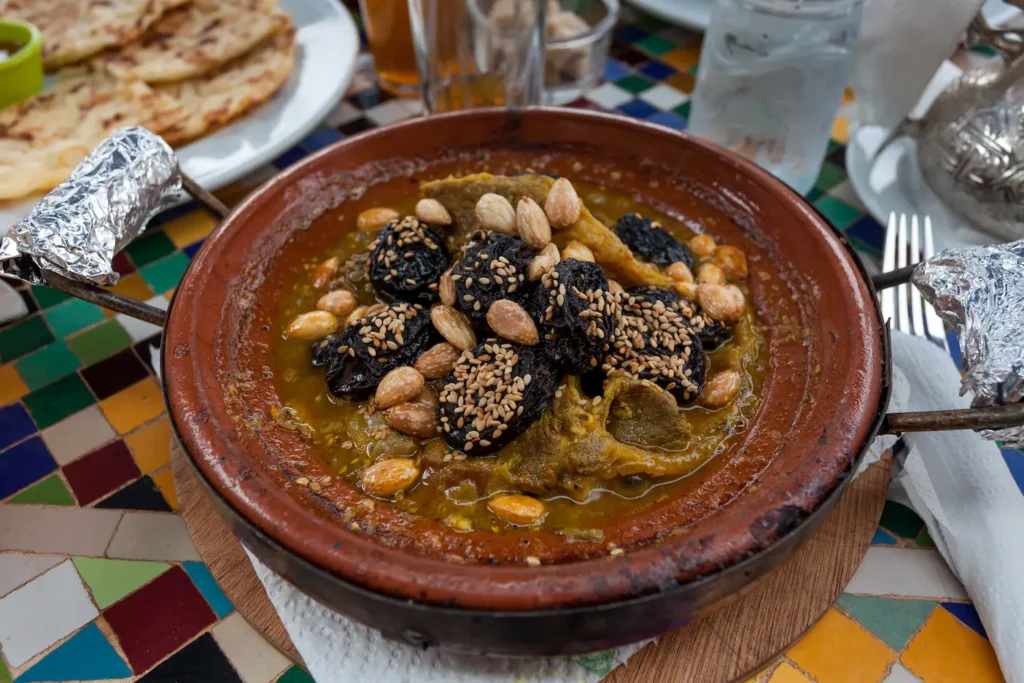 en la medina de tanger podrás disfrutar de deliciosos platos tradicionales.