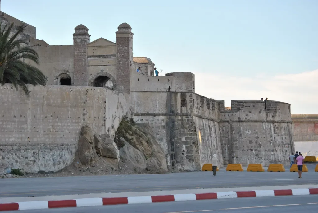 La Kasbah, coronando la medina de tanger, es un antiguo castillo para defender de los atacantes