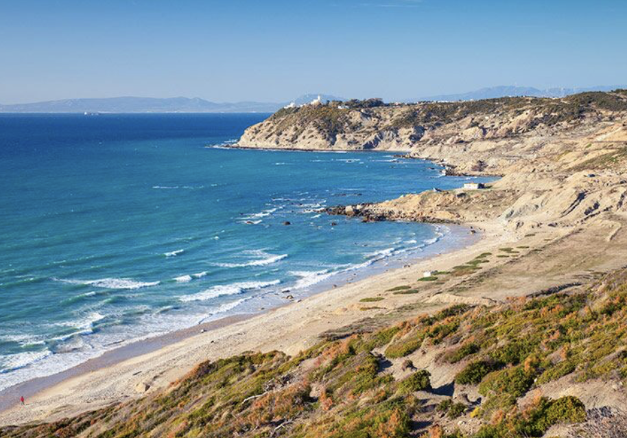 Playas que ver en tánger, como la playa Malabata, te enamorarán y desearás volver de nuevo