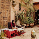 Mujer marroquí preparando comida donde comer en rabat