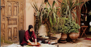 Mujer marroquí preparando comida donde comer en rabat