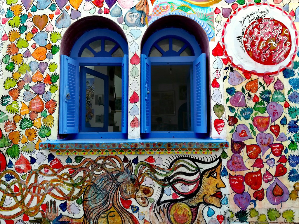 Arte callejero en Asilah, donde los murales sobre las paredes enbellecen la ciudad