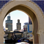 Vista panorámica de la medina de Fez con sus calles laberínticas y edificios históricos, destacando la arquitectura tradicional marroquí y los zocos bulliciosos