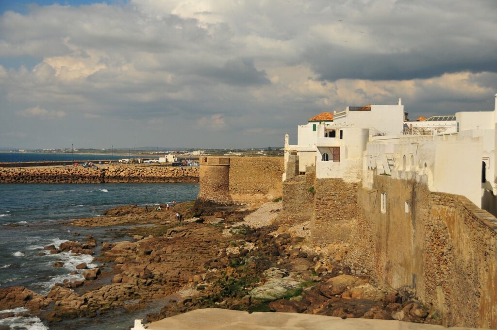 Asilah, vista de su muralla y el océano bañando con sus aguas los pies de esta preciosa ciudad