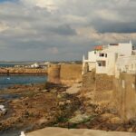 Asilah, vista de su muralla y el océano bañando con sus aguas los pies de esta preciosa ciudad