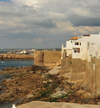 Asilah, vista de su muralla y el océano bañando con sus aguas los pies de esta preciosa ciudad