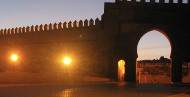 medina de Fez con sus mercados bulliciosos, calles estrechas y la histórica Universidad de Al-Qarawiyyin, reflejando el rico patrimonio cultural de Marruecos