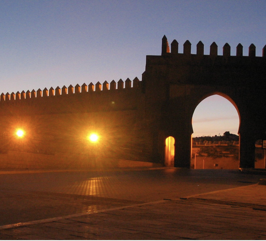 medina de Fez con sus mercados bulliciosos, calles estrechas y la histórica Universidad de Al-Qarawiyyin, reflejando el rico patrimonio cultural de Marruecos